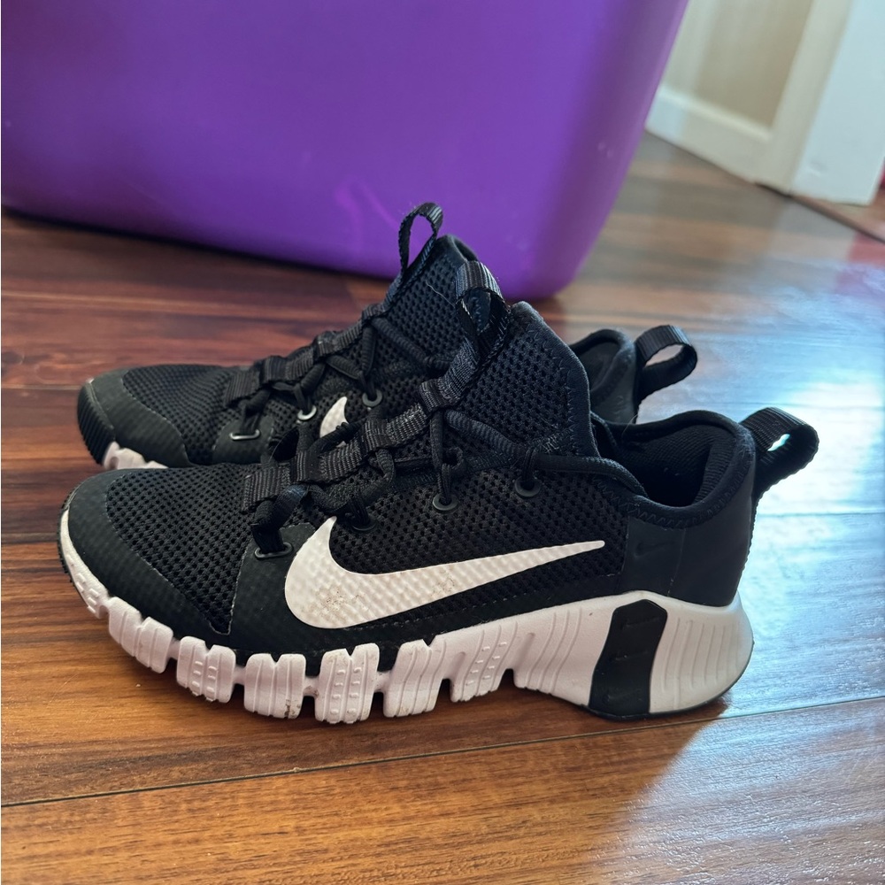 Nike Black and White Athletic Shoes - Picture 2 of 3